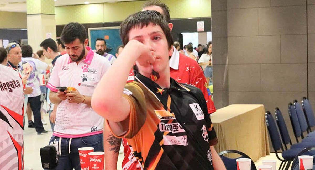 Iván Aguado 'Ivancito', durante el campeonato de España de dardos./APDARDOS