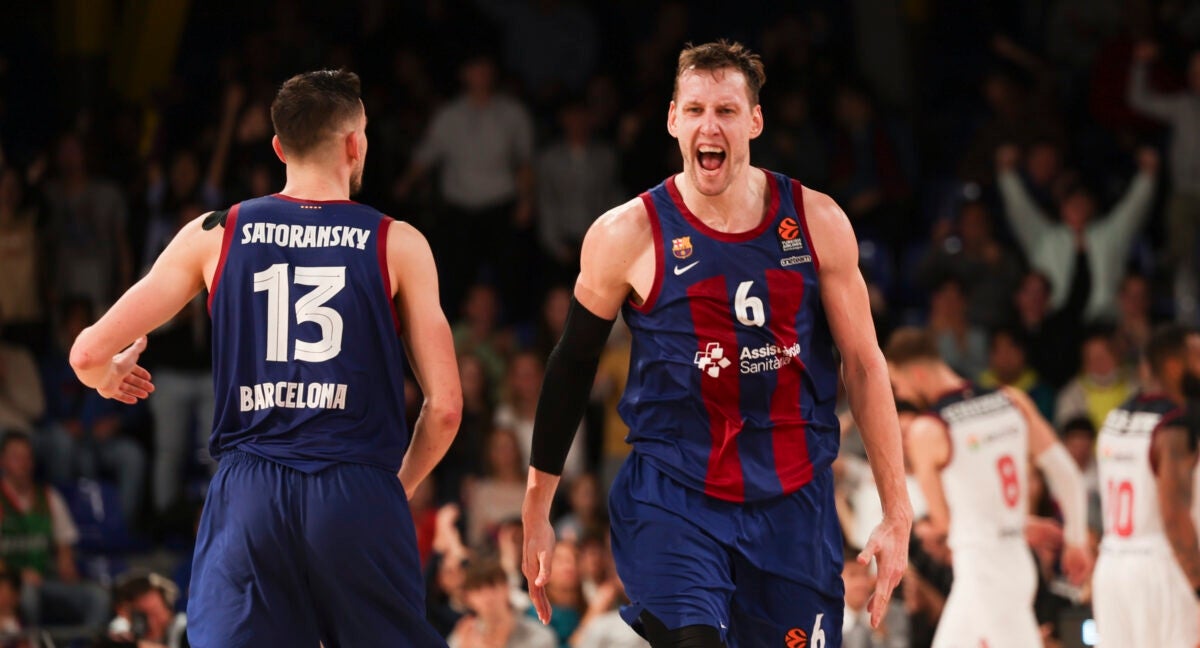 Jan Vesely celebra una de las acciones frente a Baskonia con Tomas Satoransky