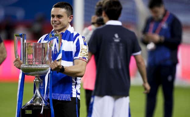 Luca Sangalli posa así de sonriente con la Copa del Rey ganada al Athletic.  Getty Images