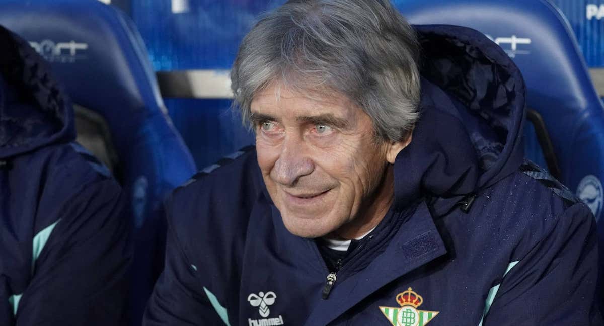 Manuel Pellegrini, en el banquillo de Mendizorroza.