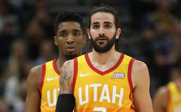 Ricky Rubio y Donovan Mitchell, en un partido con los Jazz.  EFE