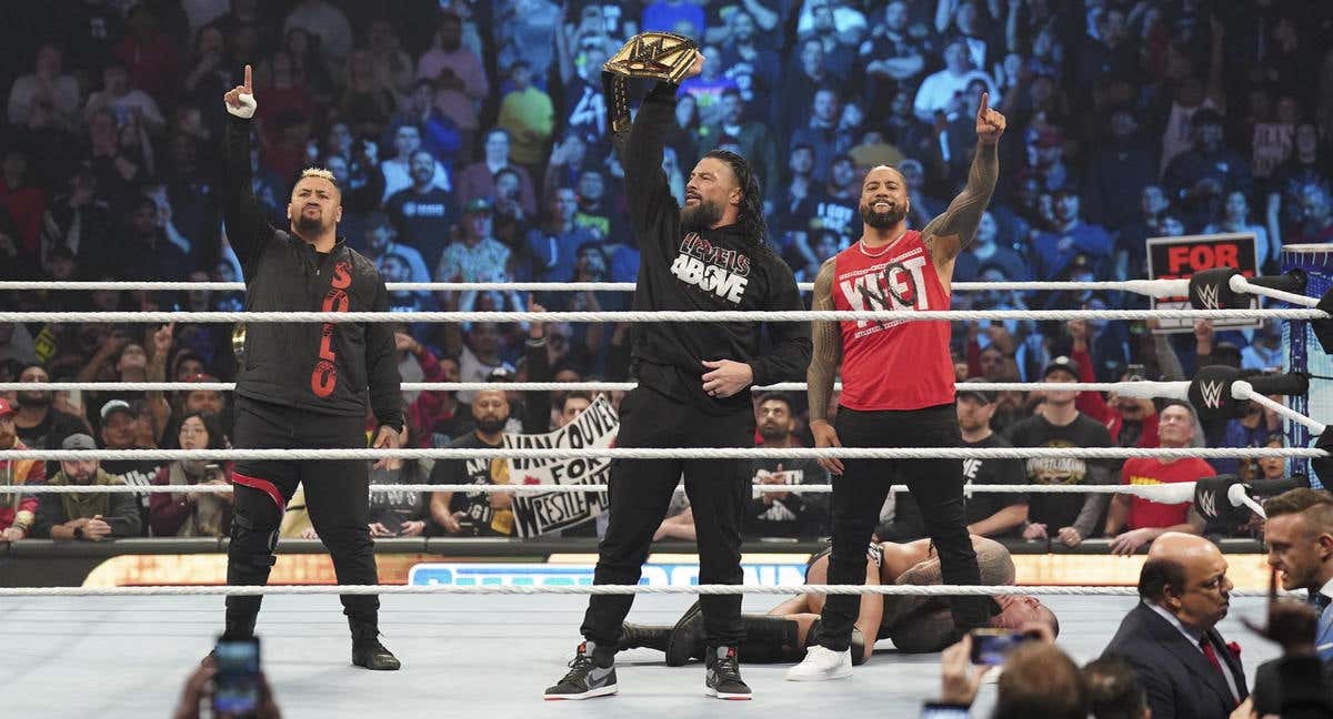 Roman Reigns junto a Solo Sikoa y Jimmy Uso, en SmackDown./WWE