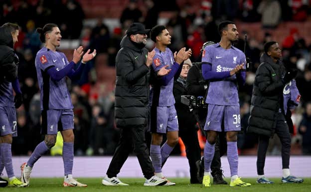 Klopp junto a Quansah aplauden a los aficionados del Liverpool. Getty Images