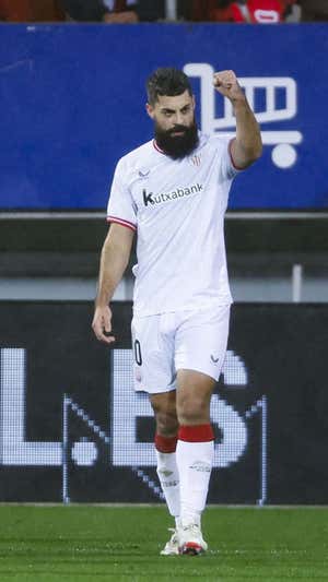 Villalibre celebra uno de sus dos goles ante el Eibar. EFE