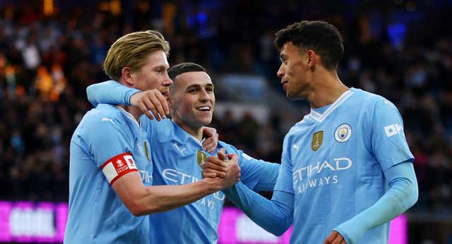De Bruyne vuelve después de cinco meses, Foden lidera y el City golea en la FA Cup
