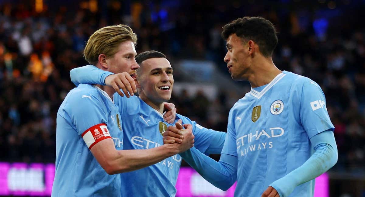 Kevin De Bruyne, Foden y Nunes celebran uno de los goles.