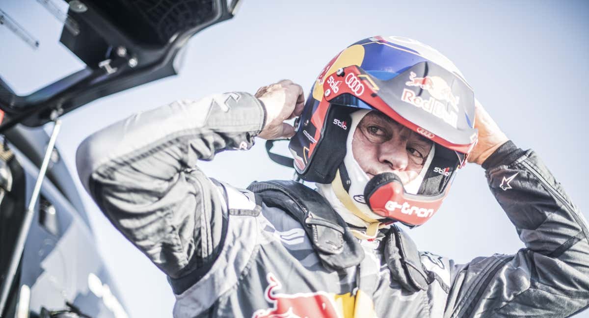 Carlos Sainz se coloca el casco en una etapa del Rally Dakar.