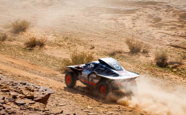 Lucas Cruz y Carlos Sainz, en acción este domingo en el Dakar.  A.S.O./F.Le Floc'h/DPPI