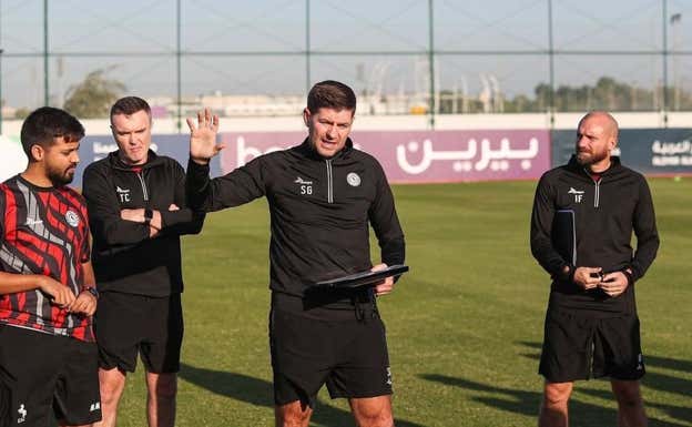 Gerrard junto a Ian Foster, que ya no formará parte del cuerpo técnico.  @ettifaq