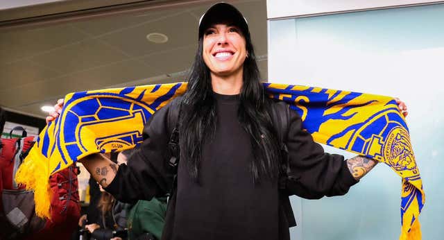 Jenni Hermoso desata la locura en su llegada a Monterrey: ‘No me lo esperaba’
