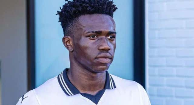 David Otorbi hace historia con el debut más precoz en el Valencia: 16 años y 82 días
