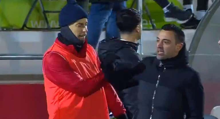 Momento en el que un jugador del Barbastro empuja a Xavi.