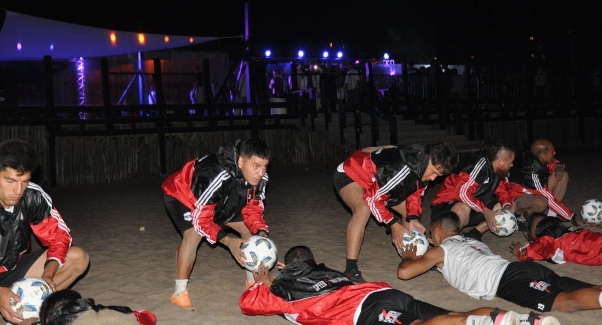 Los jugadores de Riestra entrenaron por la noche mientras otros estaban disfrutando de la fiesta.