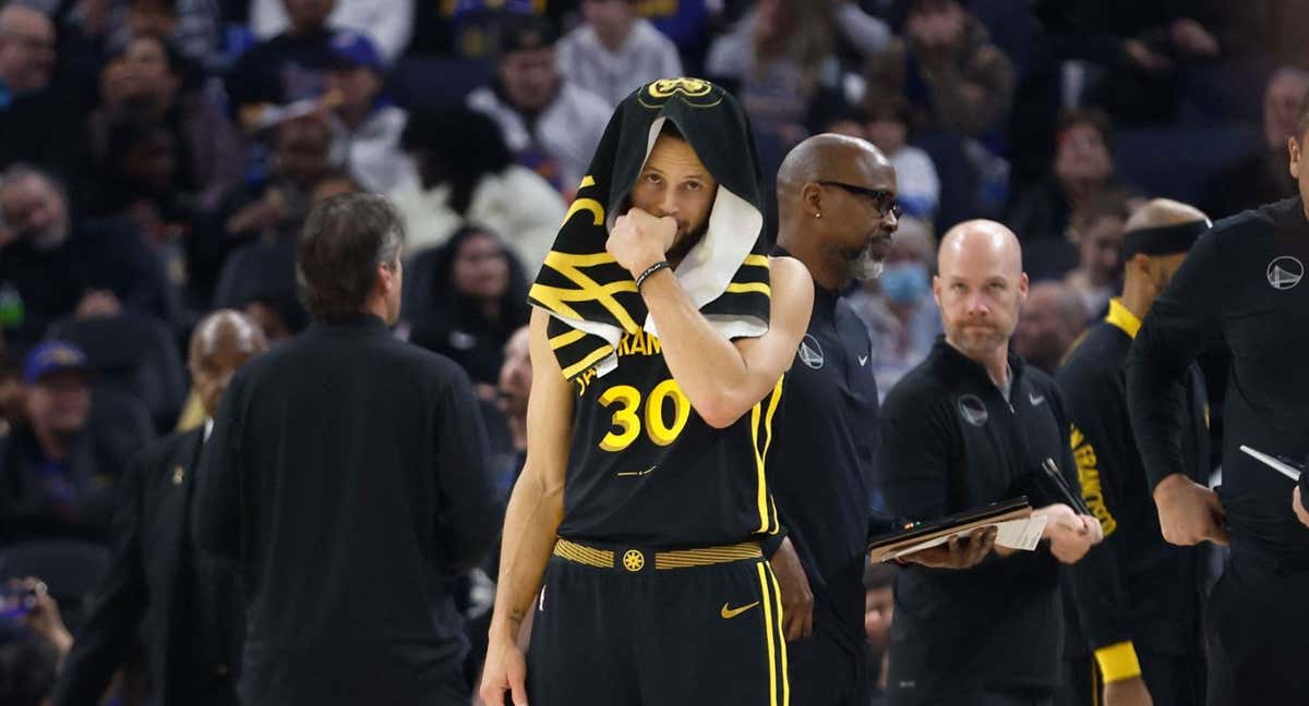 Stephen Curry, pensativo tras la última derrota de los Warriors./AFP