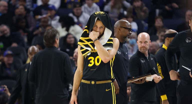 Stephen Curry, pensativo tras la última derrota de los Warriors.