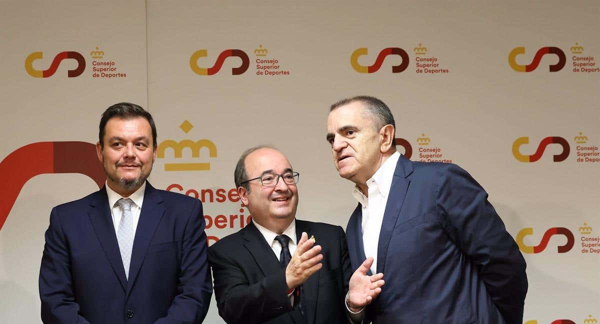 Víctor Francos, a la izquierda, junto a Miquel Iceta y José Manuel Franco. /ABC