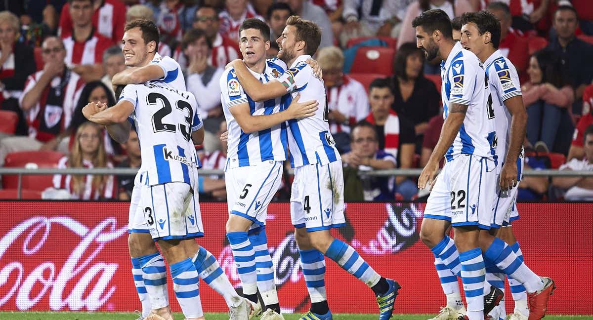 Luca Sangalli recibe la felicitación de Bautista, con Zubeldia, Illarramendi, Oyarzabal y Navas por detrás. /Getty Images