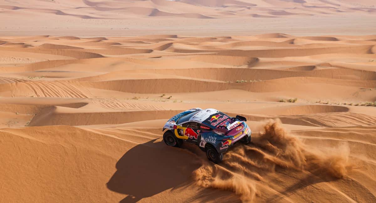 Nasser Al Attiyah y Mathieu Baumel, en las dunas del Rally Dakar 2024.