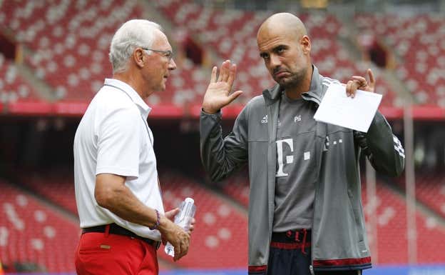 Beckenbauer charla con Guardiola. Efe