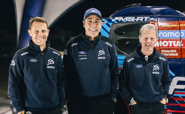 Malcolm Wilson, con Nani Roma y Gareth Wooldrige en el vivac del Rally Dakar 2024.  M-Sport Ford NWM