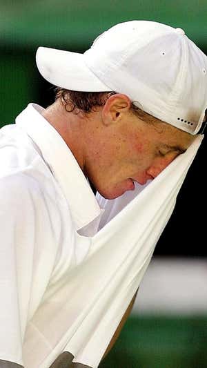 Hewitt se lamenta durante el partido con Alberto Martín.  AFPI/WILLIAM WEST