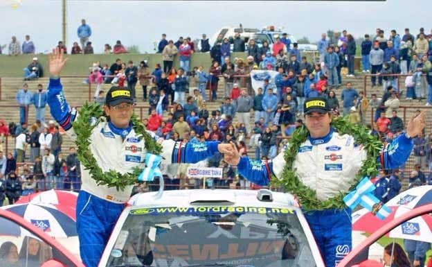 Luis Moya y Carlos Sainz celebran su victoria en el Rally de Argentina 2000.  El Norte de Castilla
