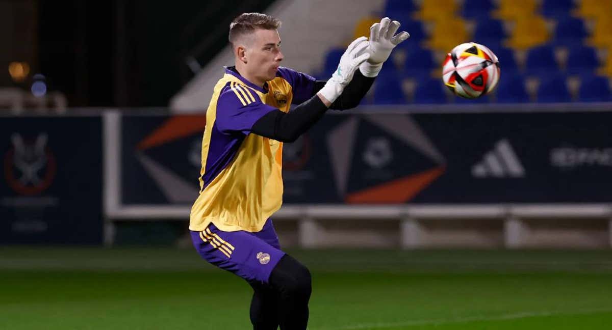 Lunin entrenando en Riad.