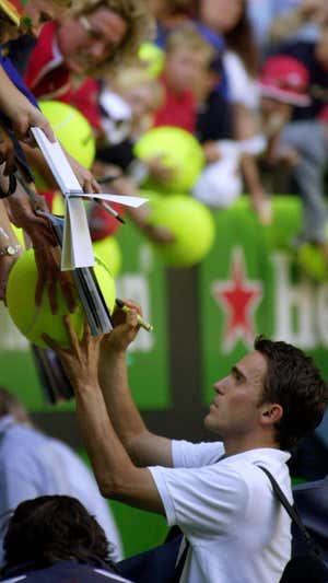 Beto Martín firma autógrafos tras vencer a Hewitt en Australia.  AP Photo/Rick Rycroft
