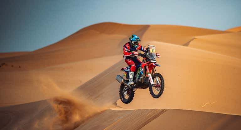 Nacho Cornejo, vuela sobre una duna en el Rally Dakar 2024.