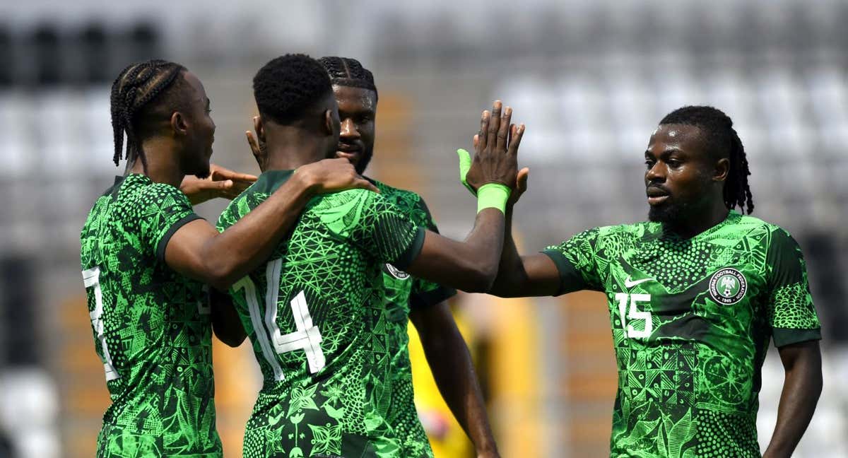 La selección nigeriana durante un partido.
