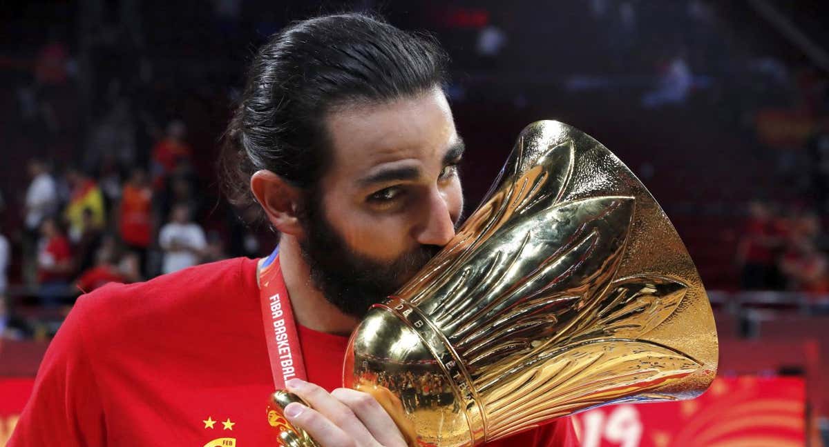 Ricky Rubio besa la Copa del Mundial de 2019. /EFE