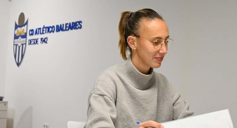Virginia Torrecilla, durante su firma como jugadora del Atlético Baleares.