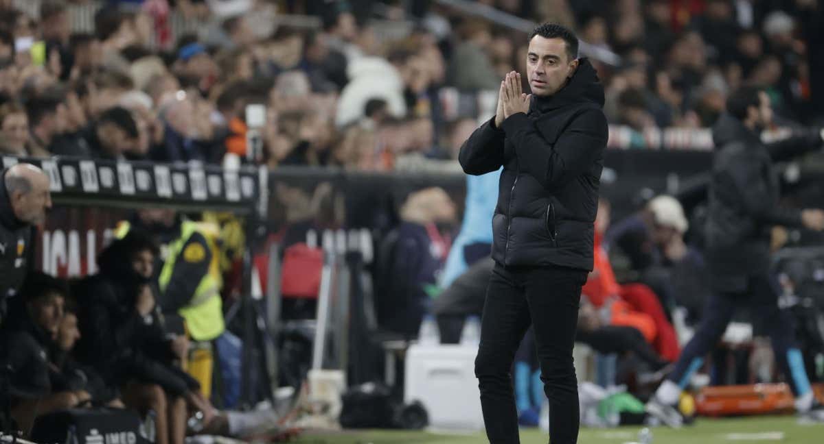 Xavi en el campo del Valencia.