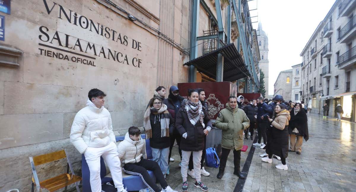 Nadie quiere perderse al Barça: noche a la intemperie y colas de madrugada  para hacerse socio de Unionistas | Relevo