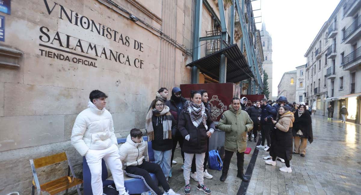 Aficionados del Unionistas hacen cola para conseguir un abono del club.