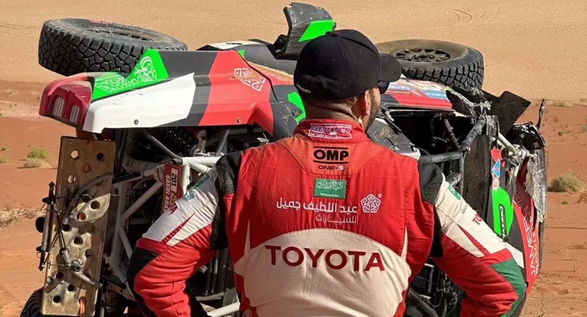 Al Rajhi mira su coche destrozado durante la sexta etapa del Dakar./Yazeed Racing