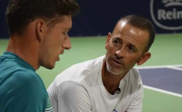 Samuel López habla con Pablo Carreño durante un entrenamiento Archivo