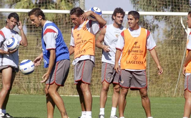 Un entrenamiento de aquel Sevilla en el que militó el central vasco. Archivo