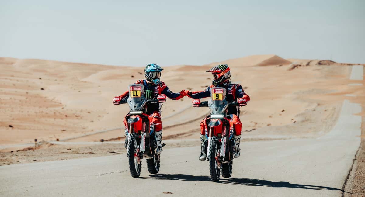 Nacho Cornejo y Ricky Brabec se saludan durante el Rally Dakar 2024. /Monster Energy Honda Team