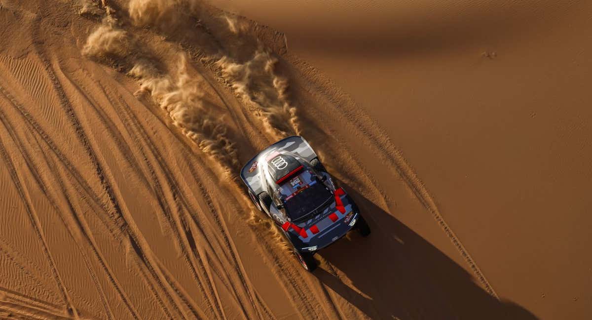 Espectacular imagen de Carlos Sainz en una duna.