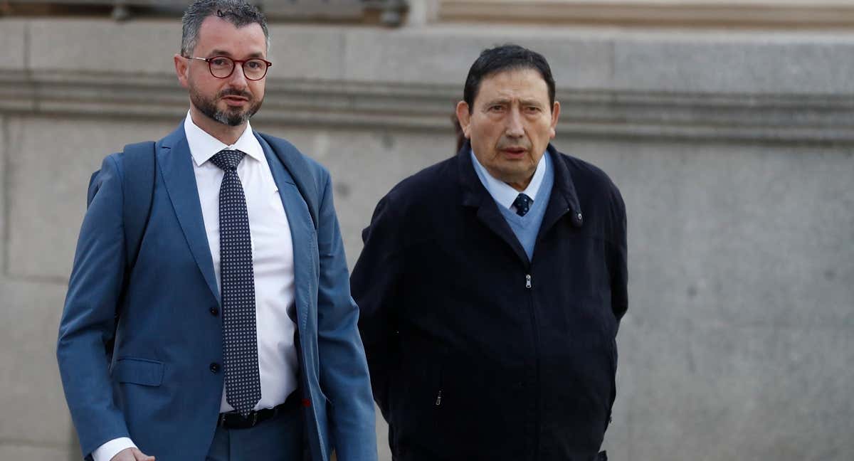 Victoriano Sánchez Arminio junto a su abogado a su llegada a la Audiencia Nacional en Madrid.