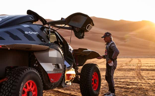 Carlos Sainz, frente al Audi RS Q e-tron.  Audi Sport