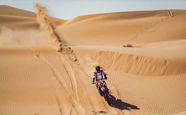 Joan Barreda baja una duna durante el Rally Dakar 2024.  Hero Motorsports