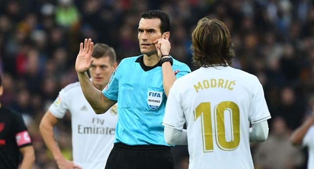 Martínez Munuera arbitrará su cuarto ‘Clásico’ en la Supercopa: más victorias del Madrid y dos goleadas para el recuerdo
