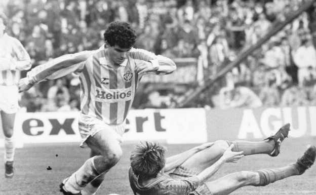 Onésimo, en las filas del Real Valladolid, deja en el suelo a un rival del Barça (donde también jugó).