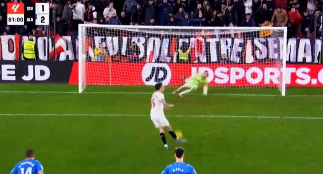 La locura de Lucas Ocampos que no tuvo premio: empató en el 81′ con un penalti… ¡sin mirar!