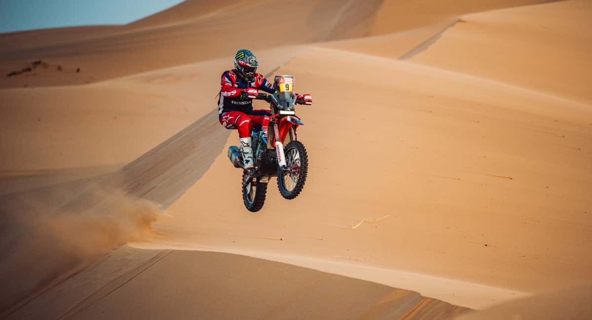 Ricky Brabec salta una duna en el Rally Dakar 2024. /Monster Energy Honda Team