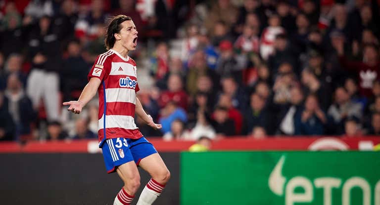 Álvaro Carreras, en un partido con el Granada.