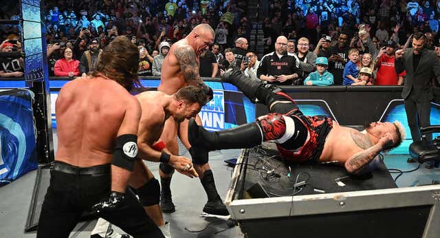 Todos contra Bloodline en SmackDown