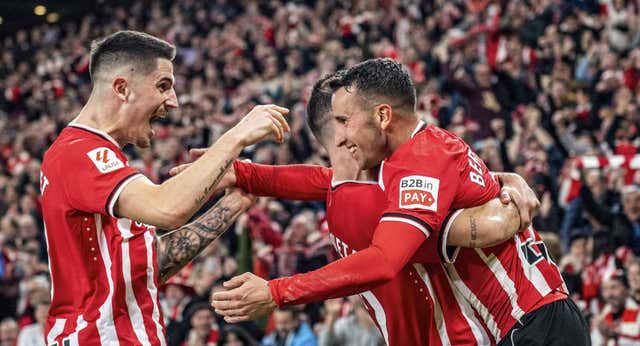 Zarpazo al derbi del Athletic para seguir soñando con la Champions